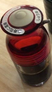 赤い瓶に入った醤油