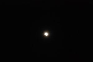 皆既月食の様子。拡大したもの。左下が欠けているのが分かる。