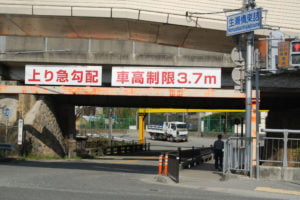 曲がった先の道