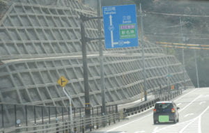 看板　右に行く
