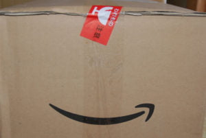 箱。割れ物注意も貼られている。