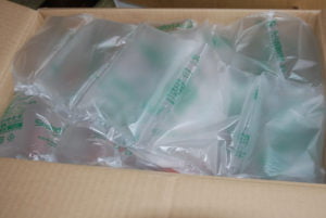 中身。開けると大量の梱包材が。