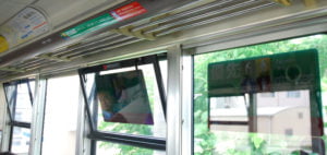 車内で換気可能な窓