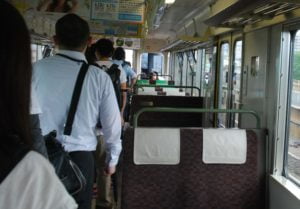 車内で歩いている様子