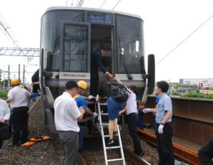 電車から降りていきます