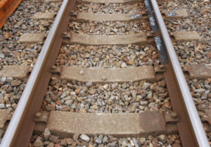 線路の枕木を歩いていく