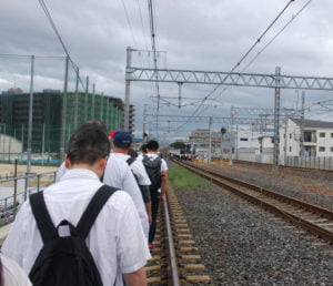 線路を誘導に沿って歩いていく