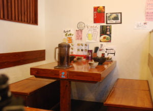 個室の食事スペース