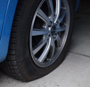 パンクしたタイヤ