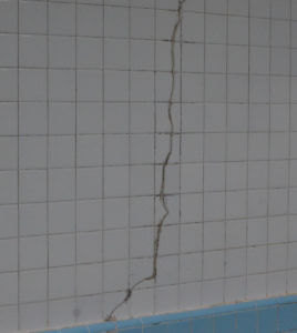 ひびが入ってしまった壁。