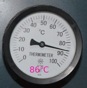 窯についた温度計