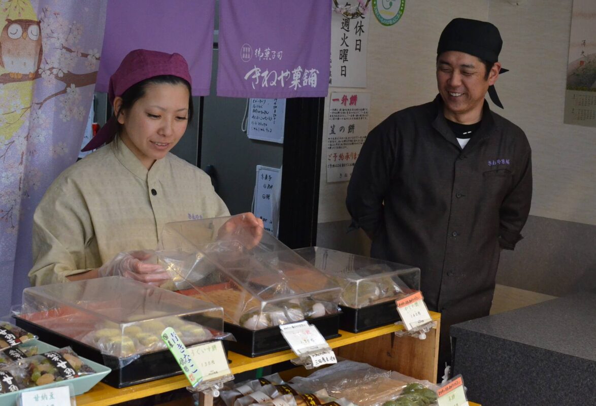 和菓子屋「きねや」の店内での取材風景